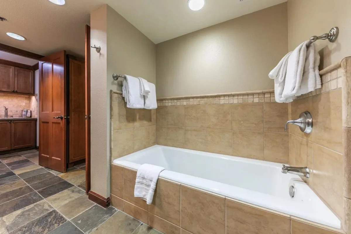 One-bedroom suite — Soaking tub; original listing photograph
