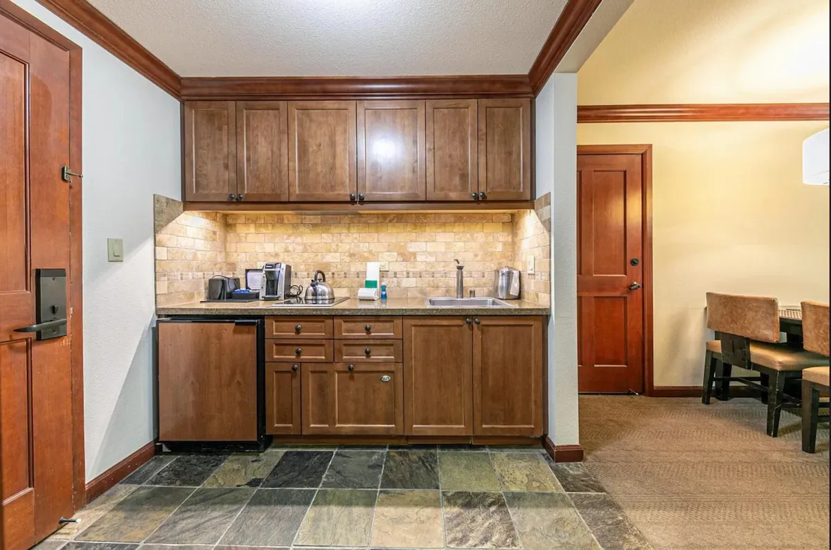 One-bedroom suite — Kitchenette, another view; original listing photograph